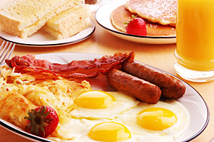 Например, вашим завтраком может быть яичница с поджаренными хлебцами и соком