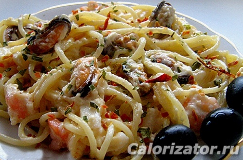 Морепродукты в сливках с макаронами