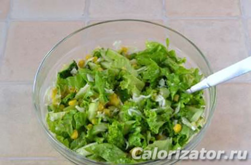 Салат из листьев салата с кукурузой Салат из листьев салата с кукурузой