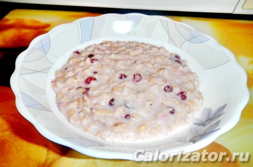 Овсянка с брусникой Овсянка с брусникой