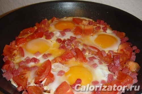 яичница с помидорами и луком и колбасой рецепт