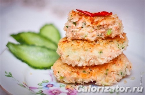 Английские котлеты с лососем, брокколи и картофельным пюре Английские котлеты с лососем, брокколи и картофельным пюре