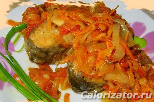 Горбуша с морковью и луком