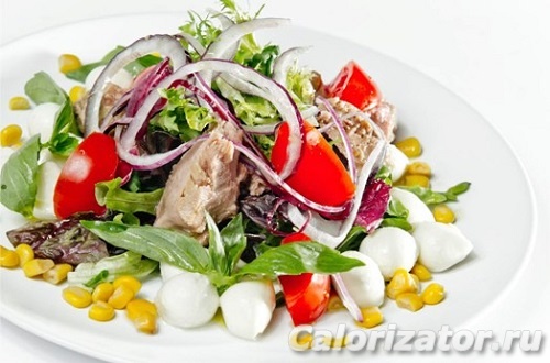 Салат с тунцом и моцареллой Салат с тунцом и моцареллой