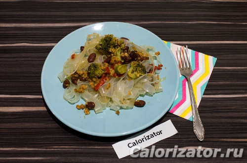 Рисовая лапша с фасолью и овощами Рисовая лапша с фасолью и овощами