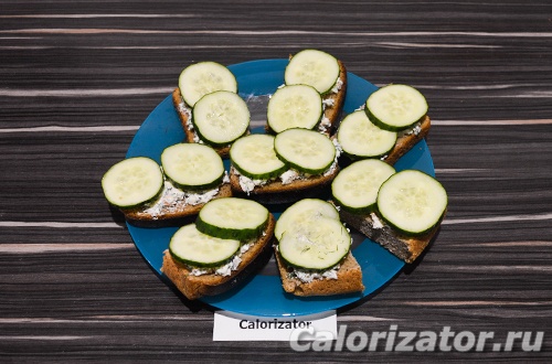 Бутерброды с колбасным сыром и огурцом Бутерброды с колбасным сыром и огурцом