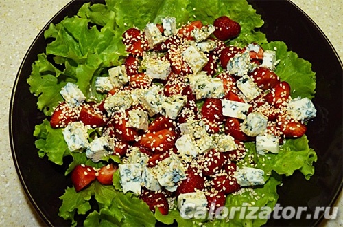 Салат клубничный с сыром Салат клубничный с сыром