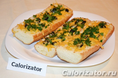 Чесночный багет с маслинами и сыром Чесночный багет с маслинами и сыром