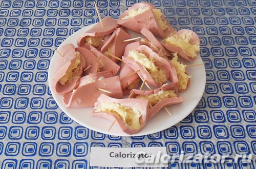 Простая закуска из колбасы и сыра Простая закуска из колбасы и сыра