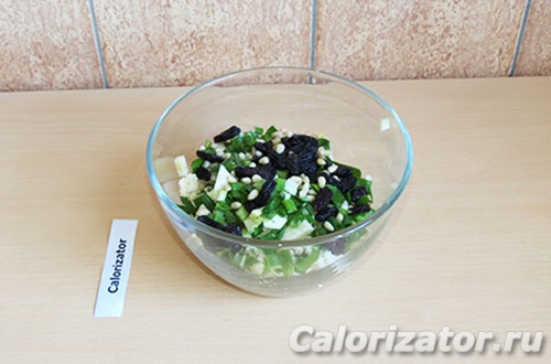 Салат Три капусты с изюмом и орехами Салат Три капусты с изюмом и орехами