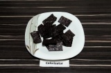 Шаг 1. Нори разрезать на небольшие кусочки.