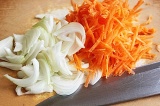 Шаг 3. Натереть морковь на крупной терке, лук порезать кубиками. Шаг 3. Натереть морковь на крупной терке, лук порезать кубиками.