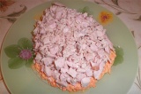 Шаг 5. Выложить вторым слоем на морковку курицу и смазать майонезом. Шаг 5. Выложить вторым слоем на морковку курицу и смазать майонезом.