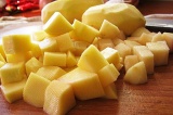 Шаг 3. Нарезать кубиками картофель. Шаг 3. Нарезать кубиками картофель.