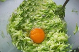 Шаг 2. Добавить к кабачкам яйца, соль по вкусу и тщательно перемешать. Шаг 2. Добавить к кабачкам яйца, соль по вкусу и тщательно перемешать.
