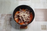 Шаг 6. Добавить отварные желудочки, кунжут и масло, перемешать и нагреть на сред