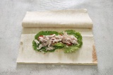 Шаг 7. Затем выложить разобранное на волокна куриное мясо.