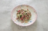 Готовое блюдо: салат с вареной курицей и капустой
