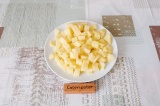 Шаг 2. Нарезать картофель кубиками.