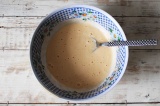 Шаг 2. Всыпать просеянную муку, разрыхлитель, ванилин. Перемешать тесто ложкой