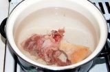 Шаг 1. Мясо положить в кастрюлю с водой, варить 1 час. Шаг 1. Мясо положить в кастрюлю с водой, варить 1 час.