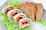 Куриные рулетики с ветчиной и сыром Куриные рулетики с ветчиной и сыром
