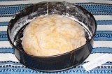 Шаг 4. Форму для выпечки посыпать мукой, выложить в нее хлеб, накрыть полотенцем