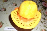 Шаг 5. С помощью соковыжималки для цитрусовых отжать сок с того же апельсина.