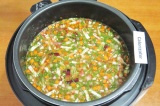 Шаг 9. Залить водой, добавить томатную пасту, посолить и поперчить по вкусу.