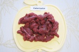 Шаг 1. Помыть и обсушить мясо. Нарезать соломкой толщиной 1 см.