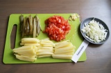 Шаг 2. Нарезать картофель и огурцы соломкой, помидоры - кубиками, чеснок выдавит