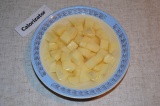 Шаг 2. Картофель помыть, очистить и нарезать маленькими кубиками.
