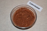 Шаг 4. Теперь банан нужно смешать с сахаром и какао.