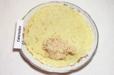 Шаг 9. На блин выложить столовую ложку мясной начинки. Шаг 9. На блин выложить столовую ложку мясной начинки.