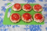 Шаг 4. Нарезать помидоры кольцами и выложить сверху куриного филе. Шаг 4. Нарезать помидоры кольцами и выложить сверху куриного филе.
