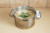 Шаг 3. Поставить варить морковь, лук, лавровый лист и перец минут 20.