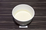 Шаг 3. Замесить блинное тесто из муки, воды, масла, соли и разрыхлителя.