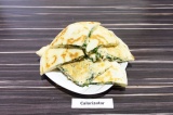 Готовое блюдо: блинчики с сыром и зеленью