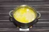 Шаг 6. Затем добавить горох, картофель и воду. Варить под закрытой крышкой до